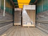 un camion avec plein de cartons à l'arrière
