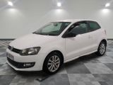 la volkswagen polo blanche est garée sur un carrelage à carreaux
