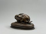 sculpture en bronze représentant un lapin sur un socle