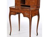 un vieux bureau en bois avec des tiroirs et des tiroirs dessus