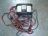 un chargeur posé sur une table
