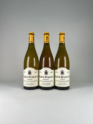 trois bouteilles de vin posées sur une table