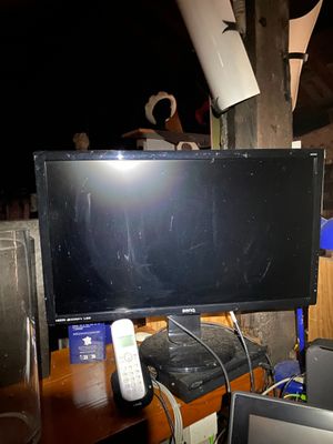 un bureau d'ordinateur sur lequel sont posés deux écrans et un ordinateur portable