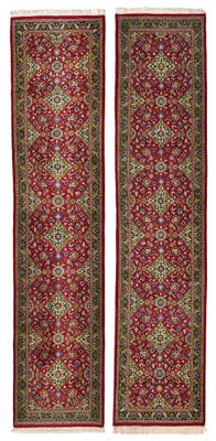 une paire de tapis rouges et verts sur fond blanc