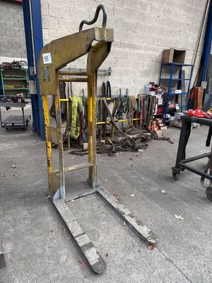 une photo d'un cariste dans un garage