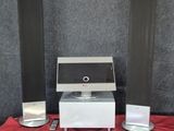 deux haut-parleurs et un tourne-disque posés sur une table rouge