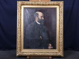 portrait d'un homme en costume noir, barbu, portant une chemise blanche