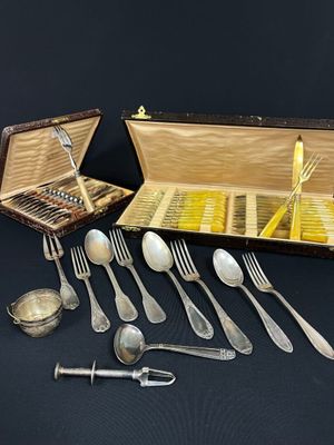 beaucoup d'argenterie dans un coffret sur une table