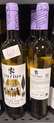 plusieurs bouteilles de vin se trouvent sur une étagère dans un magasin