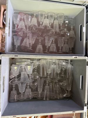 deux boîtes de verres à vin vides empilées l'une sur l'autre