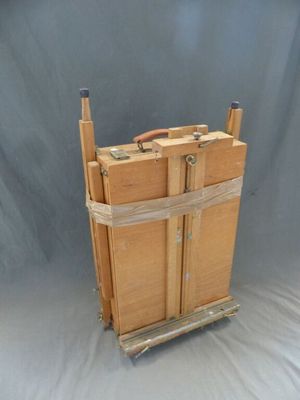 une photo d'une boîte en bois munie d'une poignée