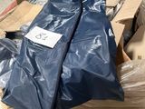 un sac bleu posé au sommet d'une pile de cartons