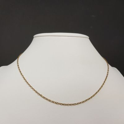 un collier à chaîne en or sur un mannequin mannequin mannequin mannequin mannequin mannequin mannequin mannequin mannequin mannequin