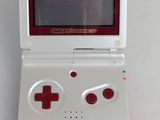 une console Game Boy posée sur une table blanche