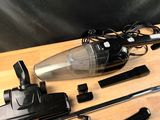 un aspirateur posé sur une table à côté d'autres objets