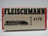 une boîte sur laquelle est représenté un train