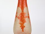 un vase en verre posé sur une surface blanche