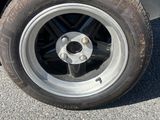 un gros plan sur un pneu d'une voiture verte