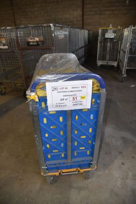 un chariot bleu sur lequel est accrochée une pancarte, dans un entrepôt