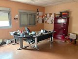 une chambre équipée d'un bureau et d'un réfrigérateur
