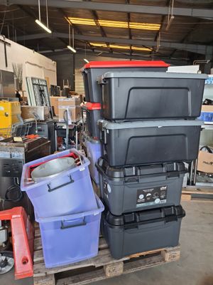 de nombreux cartons empilés les uns sur les autres dans un entrepôt