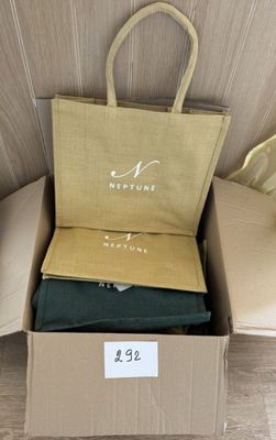 La boîte contient trois paires de chaussettes et un sac