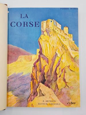 un livre ouvert sur lequel figure l'image d'un château au sommet d'une montagne