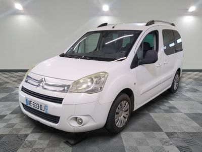 une photo d'une camionnette Citrole blanche garée dans un garage