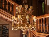 un lustre suspendu au plafond d'une maison