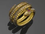 une photo d'une bague en or en forme de serpent, sertie de diamants