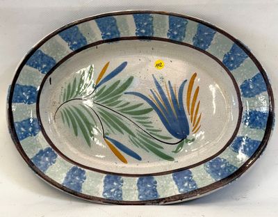 une assiette bleue et blanche ornée d'un motif de feuilles de palmier