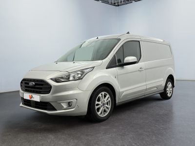 une fourgonnette Ford Transit garée dans une pièce blanche au sol noir