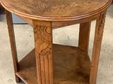 l'image d'une table en bois surmontée d'une étagère
