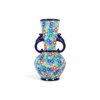 un vase muni d'une anse décorée de fleurs