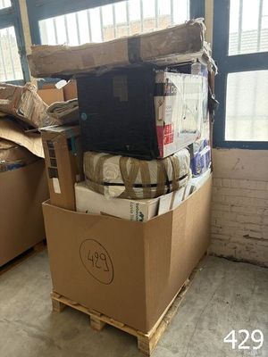 de nombreuses boîtes empilées dans une pièce