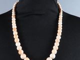 gros plan d'un collier sur un mannequin mannequin mannequin mannequin mannequin mannequin mannequin mannequin mannequin