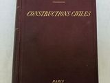 un vieux livre posé sur une table à côté d'un mur blanc