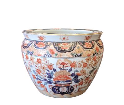 JAPON Aquarium en porcelaine émaillée polychrome et or à déc…