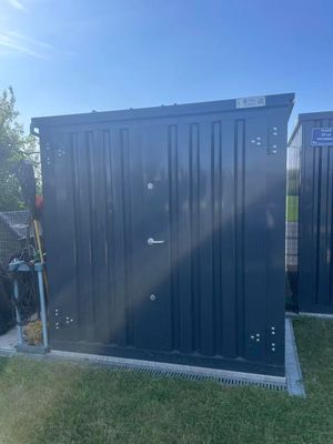 deux toilettes portables noires dans un espace vert