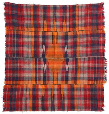 un tapis à carreaux orange et bleu orné d'un motif géométrique