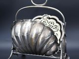 un porte-revues ancien plaqué argent sur fond noir