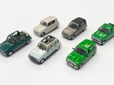 plusieurs petites voitures sont alignées sur une surface blanche