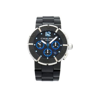 un gros plan d'une montre sur un fond blanc avec un fond blanc