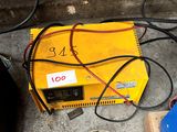 un boîtier jaune auquel sont raccordés plusieurs fils