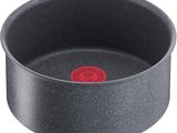 un gros plan d'une casserole avec un couvercle rouge sur fond blanc