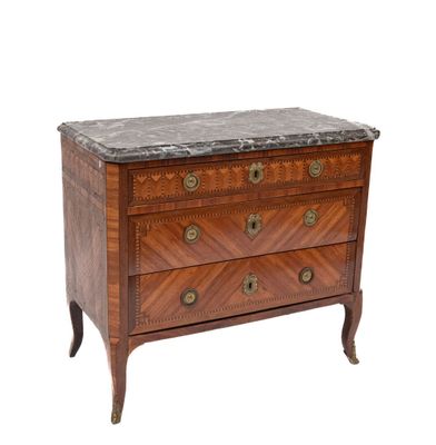 Commode en placage de bois de rose, ouvrant à trois tiroirs,…