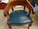une chaise en bois avec une assise en cuir bleu dans une pièce