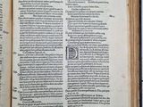 un livre ouvert posé sur une table, sur fond blanc