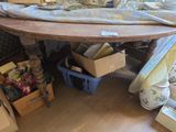 une table sur laquelle il y a beaucoup de choses