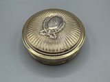 une boîte ancienne en argent sur laquelle est représentée une femme